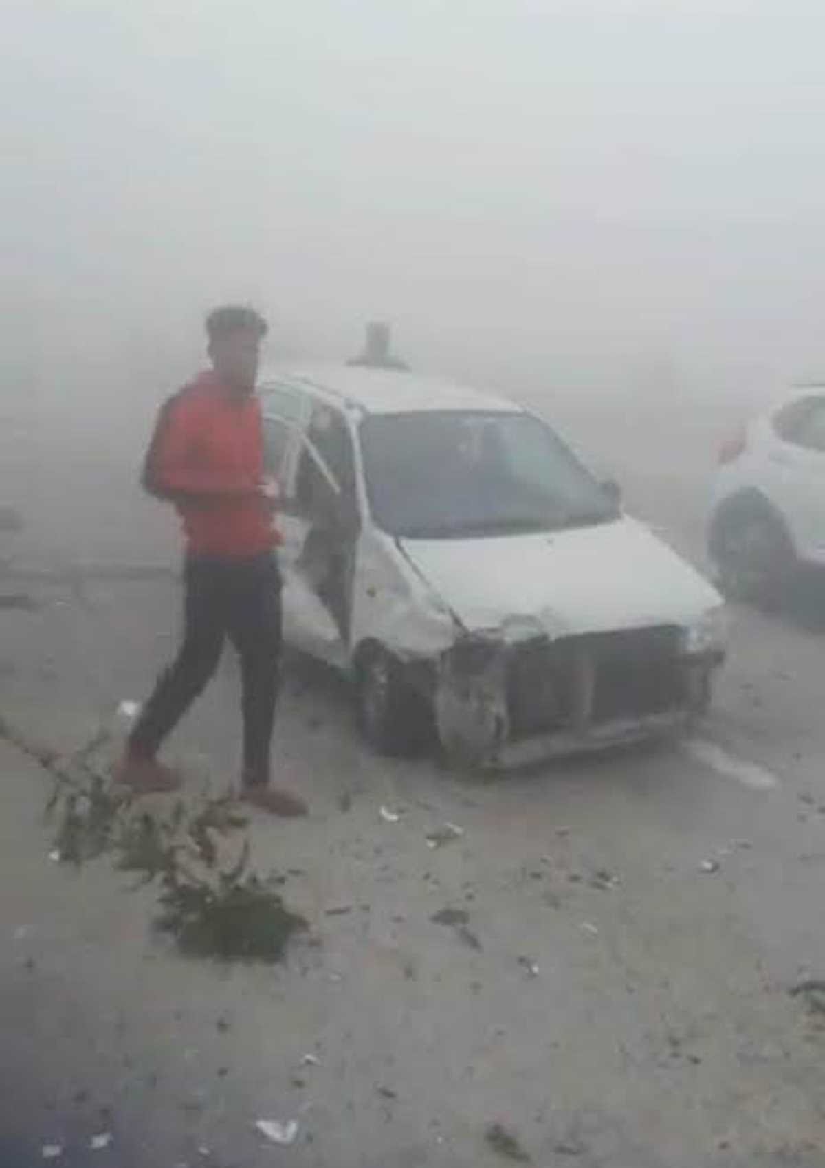 कोहरे के चलते ईस्टर्न पेरीफेरल हाईवे पर आधा दर्जन गाड़ियां आपस में टकरायी